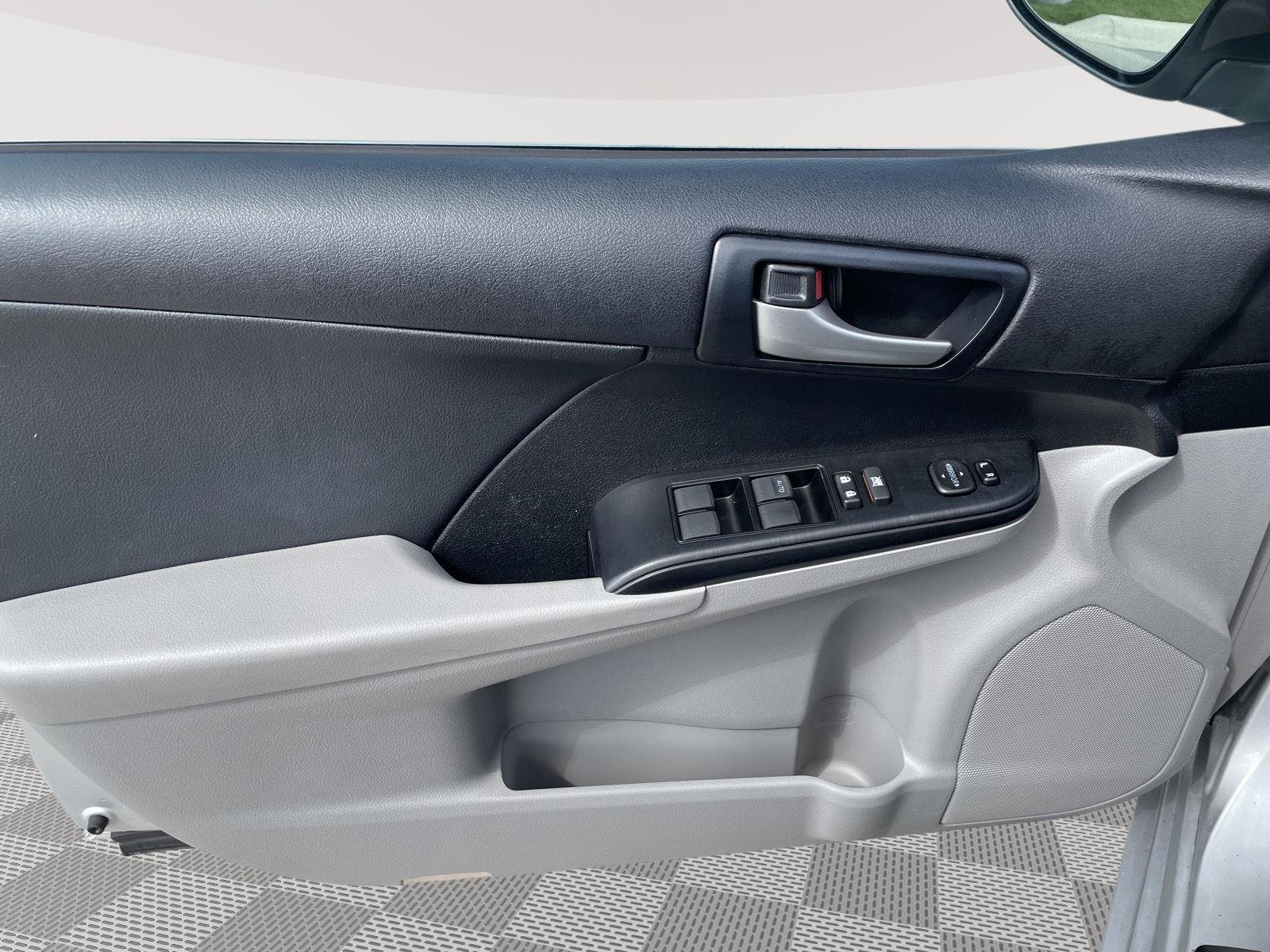 Used 2014 Classic Silver Metallic Toyota LE image 16