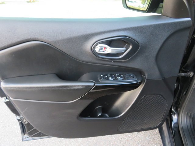 Used 2019 Diamond Black Crystal Pearlcoat Jeep Altitude image 20