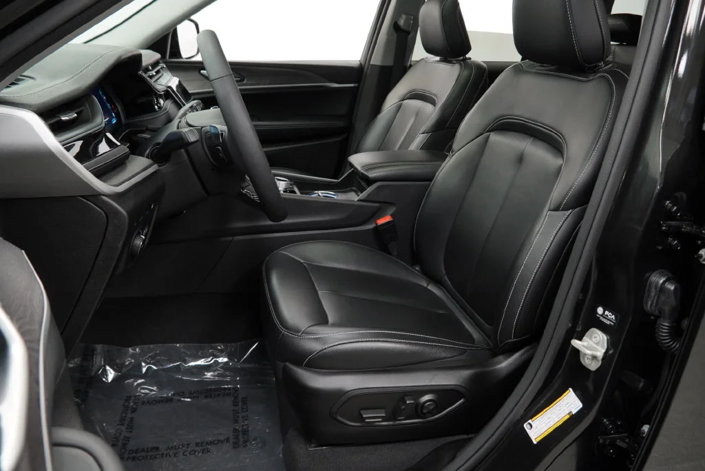 Used 2023  Jeep 4xe image 3