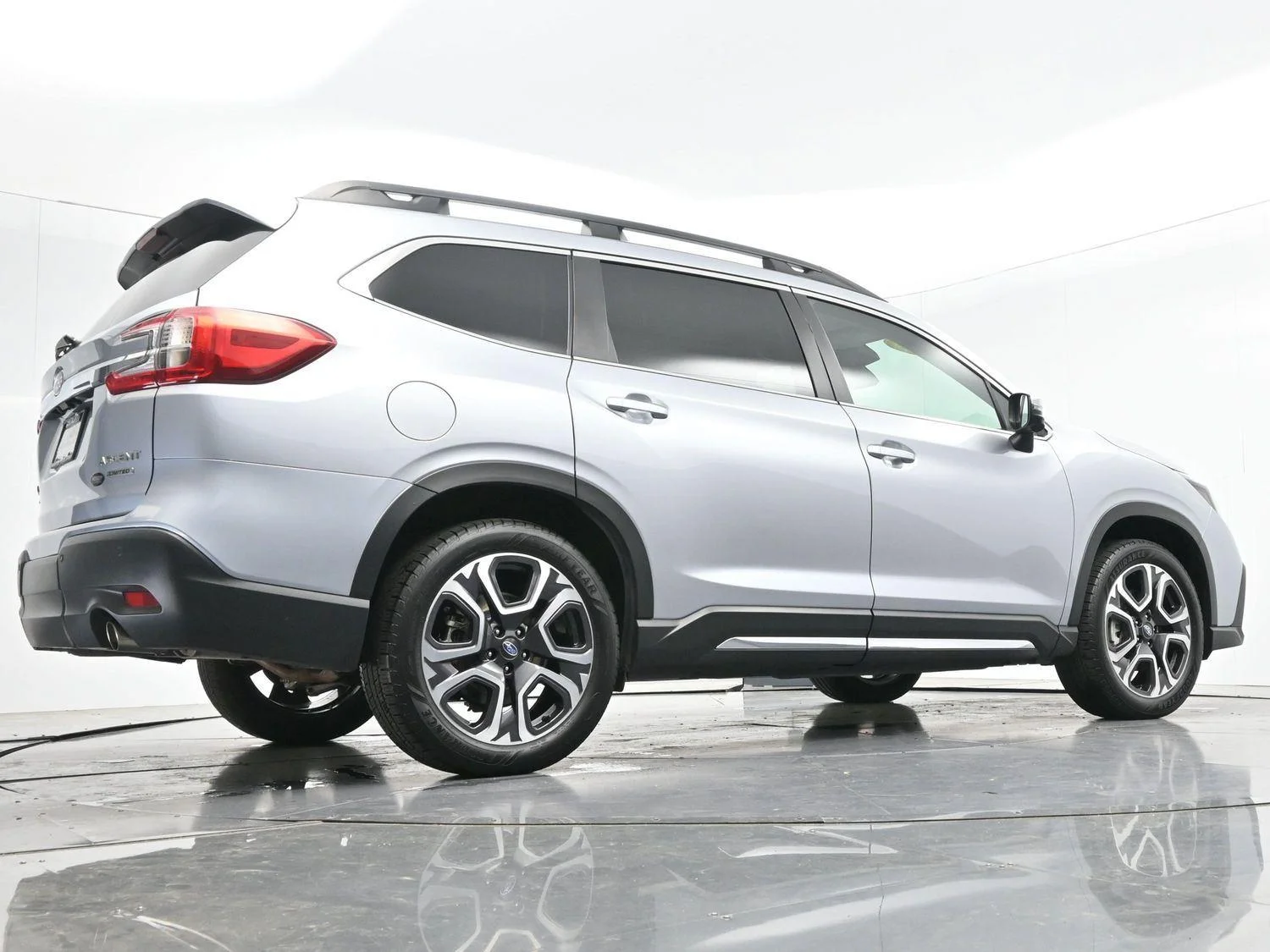 Used 2023 Ice Silver Metallic Subaru Limited image 52