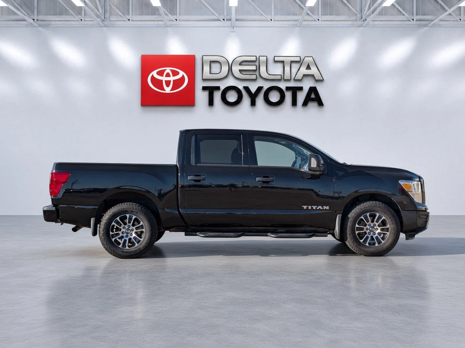 Used 2022 Super Black Nissan SV image 7
