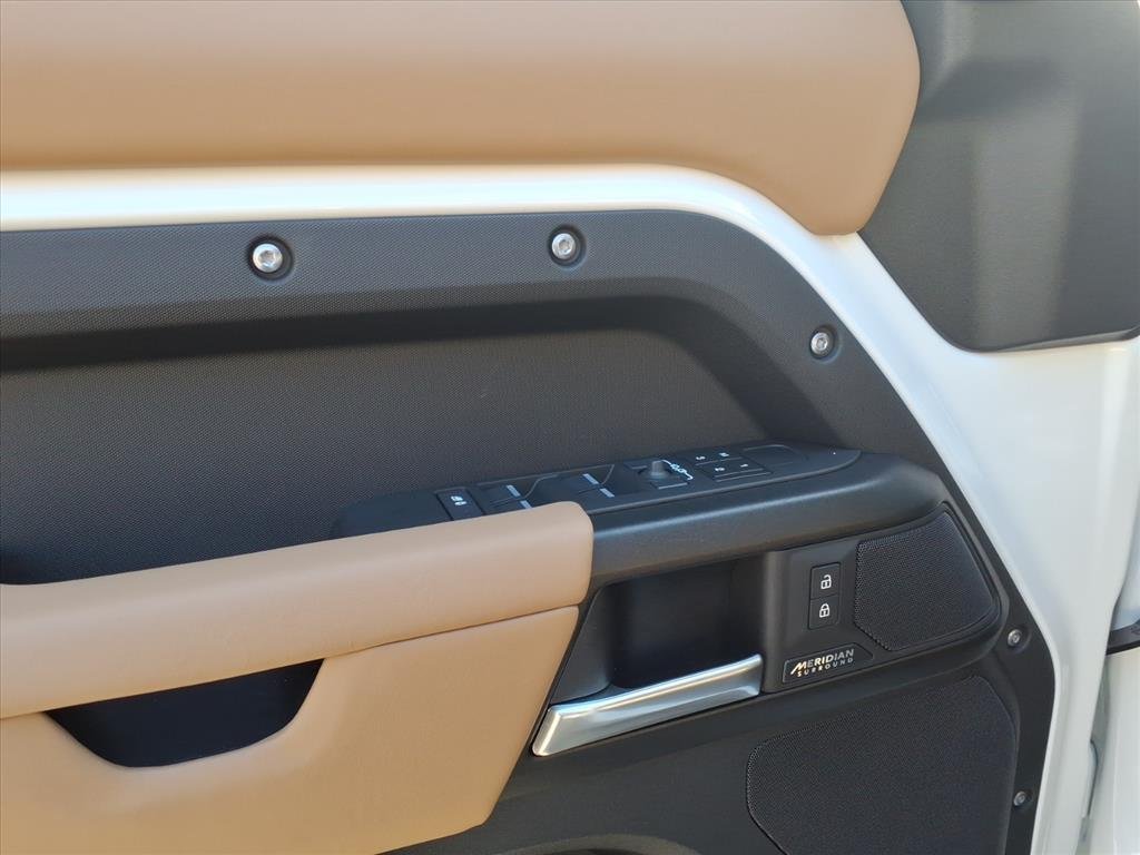 2026 Land Rover Defender V8 - Photo 10