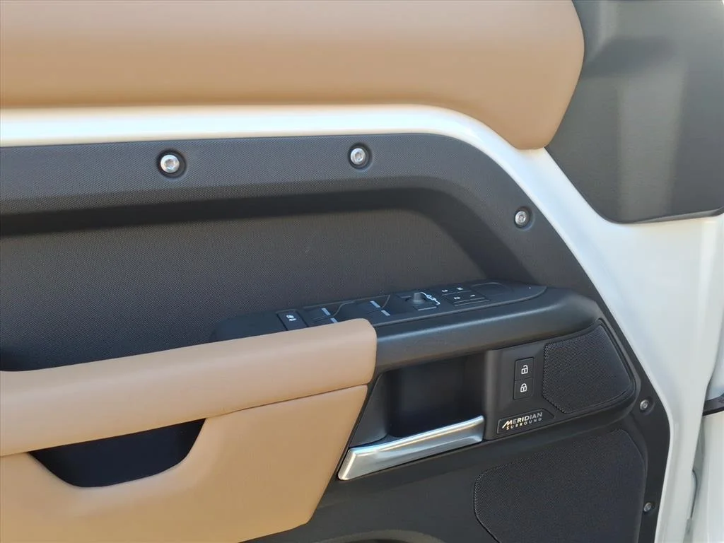 2026 Land Rover Defender V8 - Photo 10