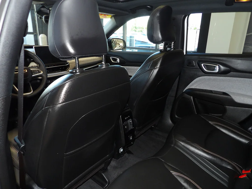 Used 2024 Bright White Clear Coat Jeep Latitude Lux image 23