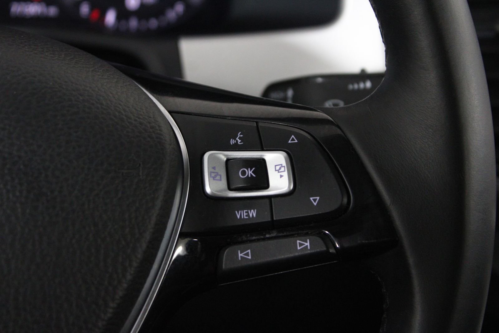 Used 2019 Blue Volkswagen SEL Premium image 22