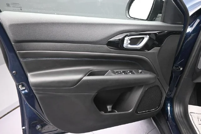 New 2026 Fathom Blue Pearl-Coat Exterior Paint Jeep Latitude image 25