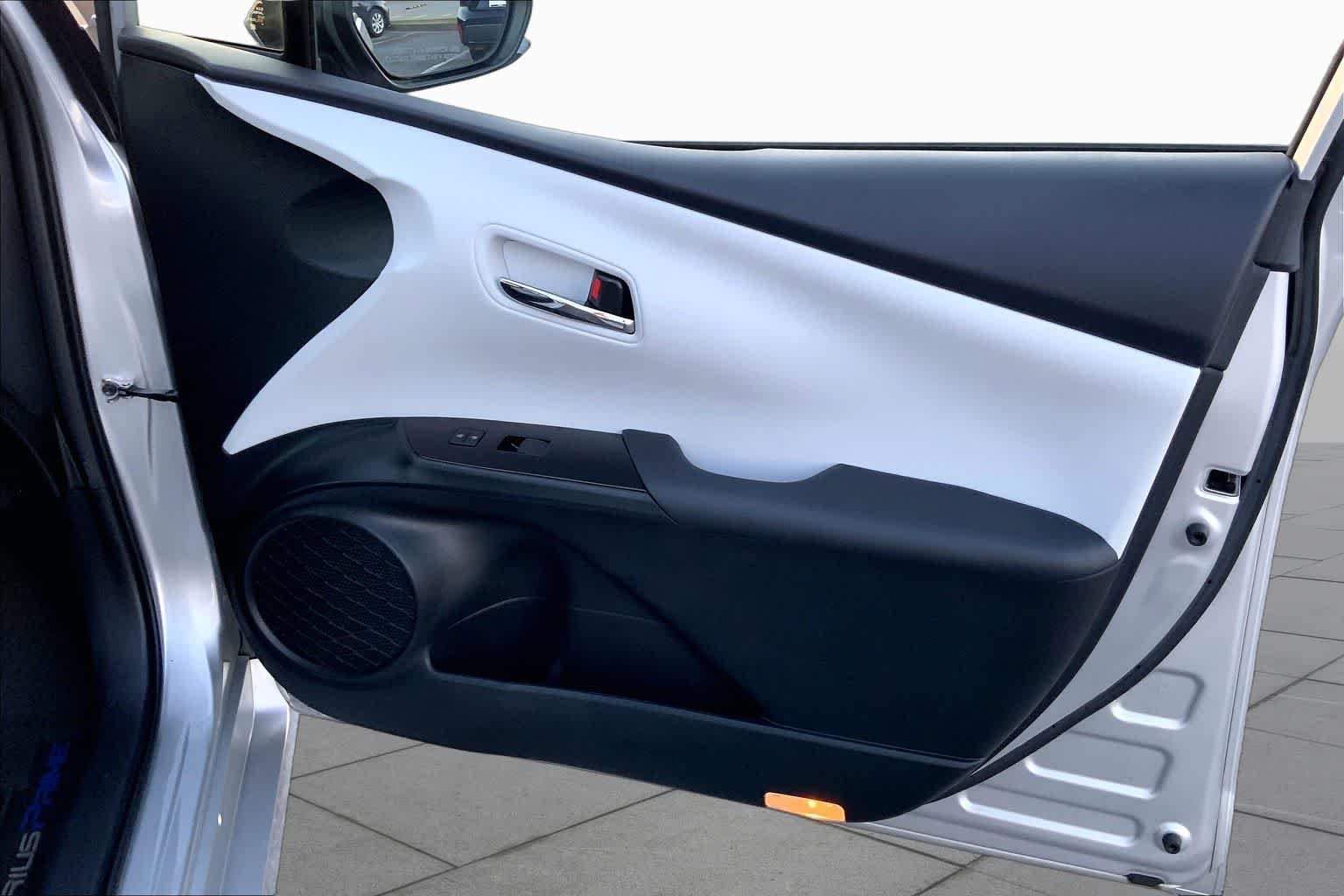 Used 2021 Classic Silver Metallic Toyota XLE image 22