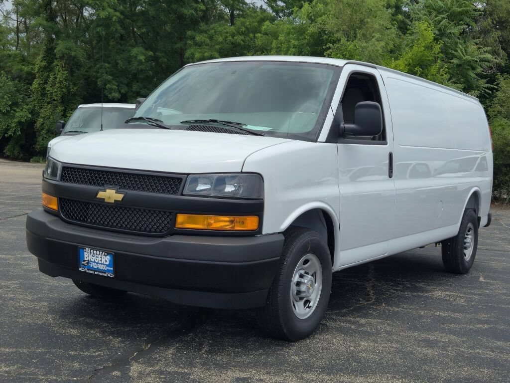 New 2026 Summit White Chevrolet WT image 3