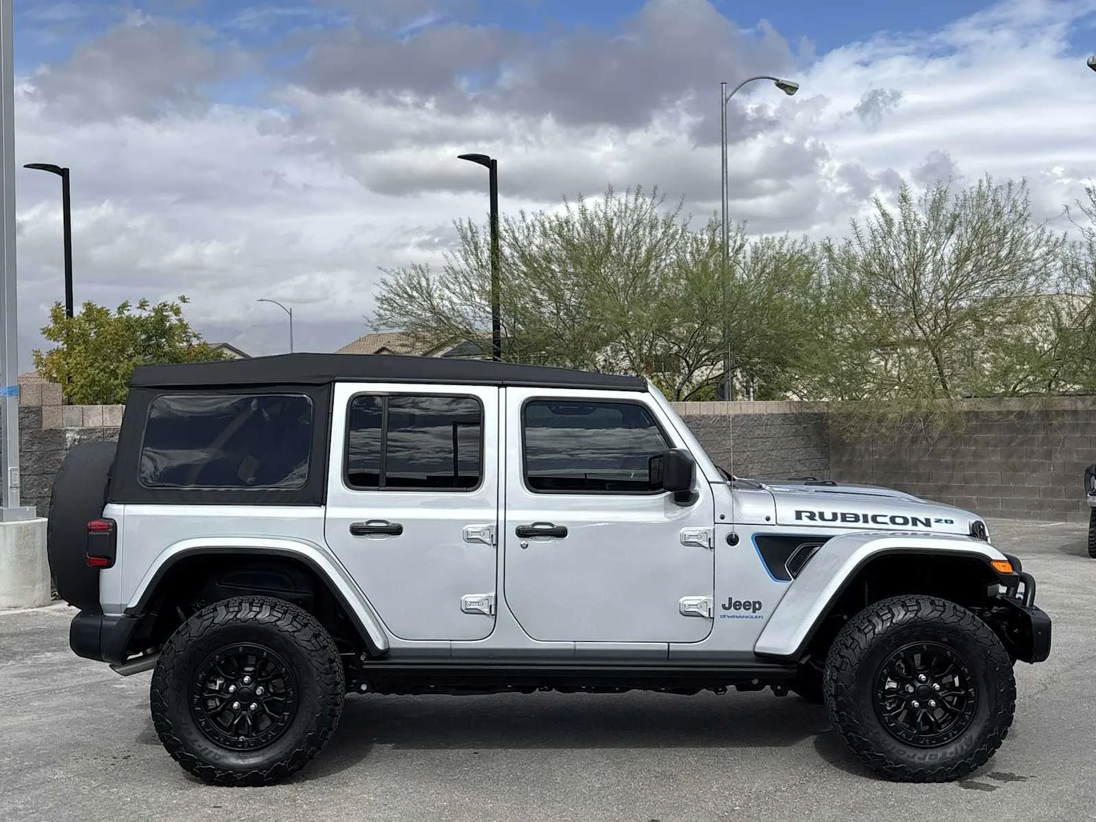 Used 2023 Silver Zynith Clearcoat Jeep Rubicon 20th Anniversary image 9