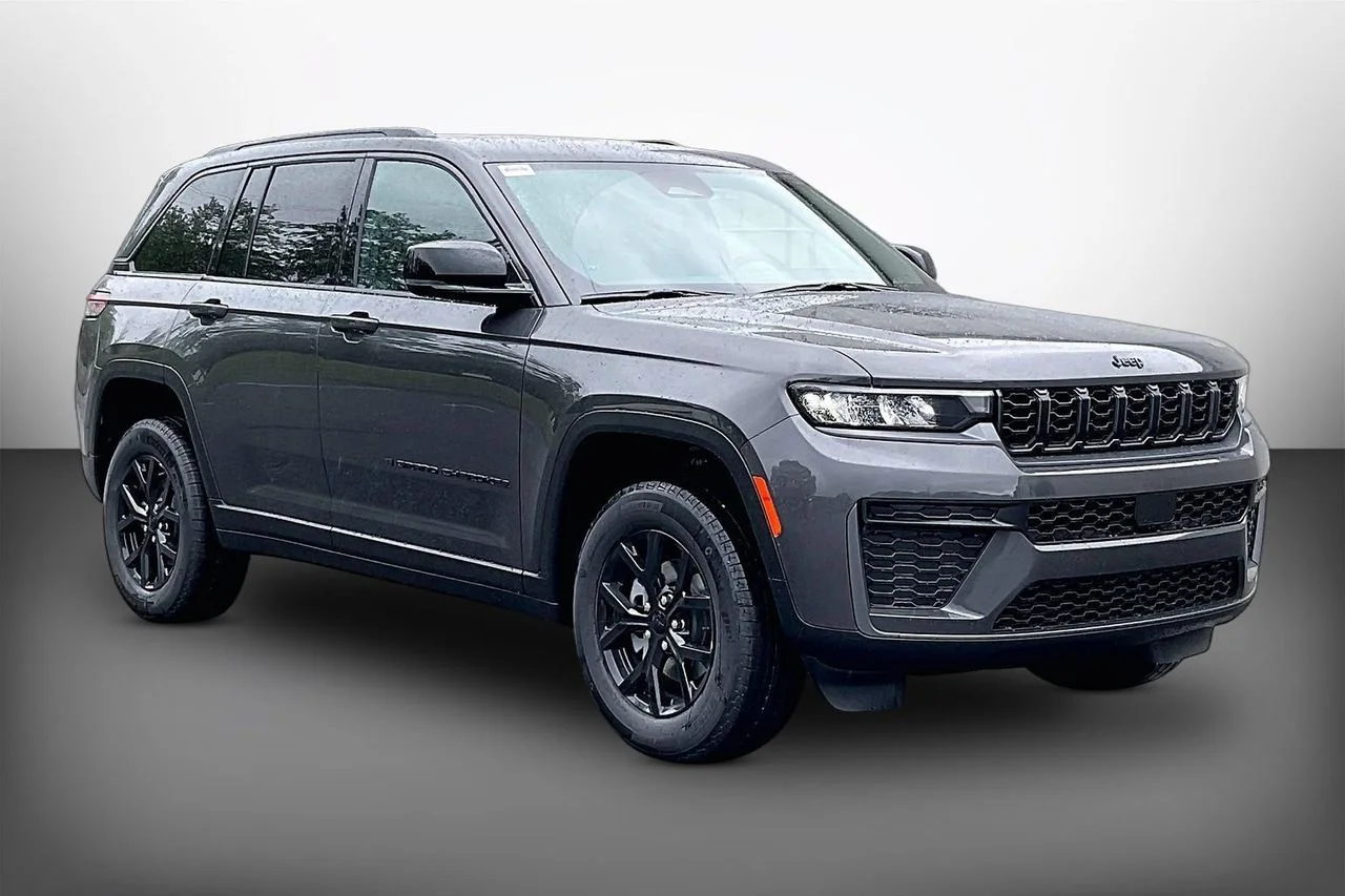 New 2026 Baltic Gray Metallic Clearcoat Jeep Altitude image 2
