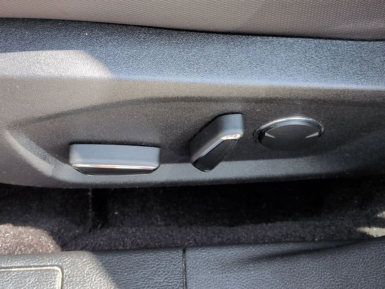 Used 2019 Oxford White Ford SE image 20