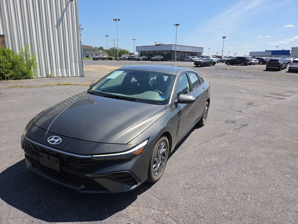 Certified Used 2024 Gray Hyundai SEL image 3