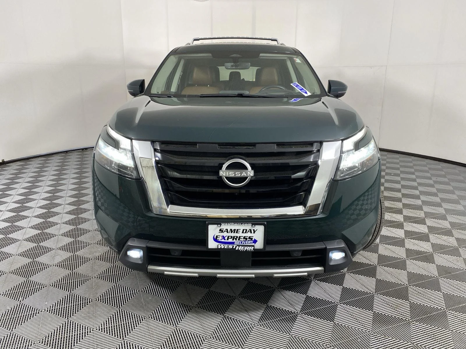 Used 2023 Obsidian Green Pearl Nissan Platinum image 2