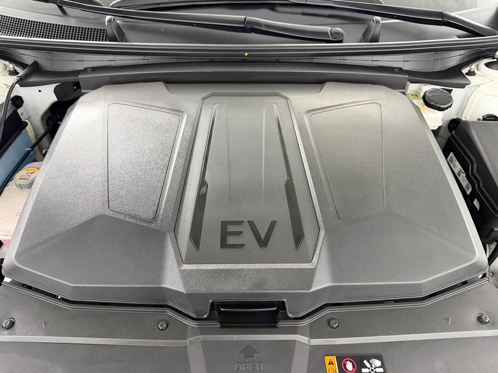 Used 2025 White Hyundai SEL image 35