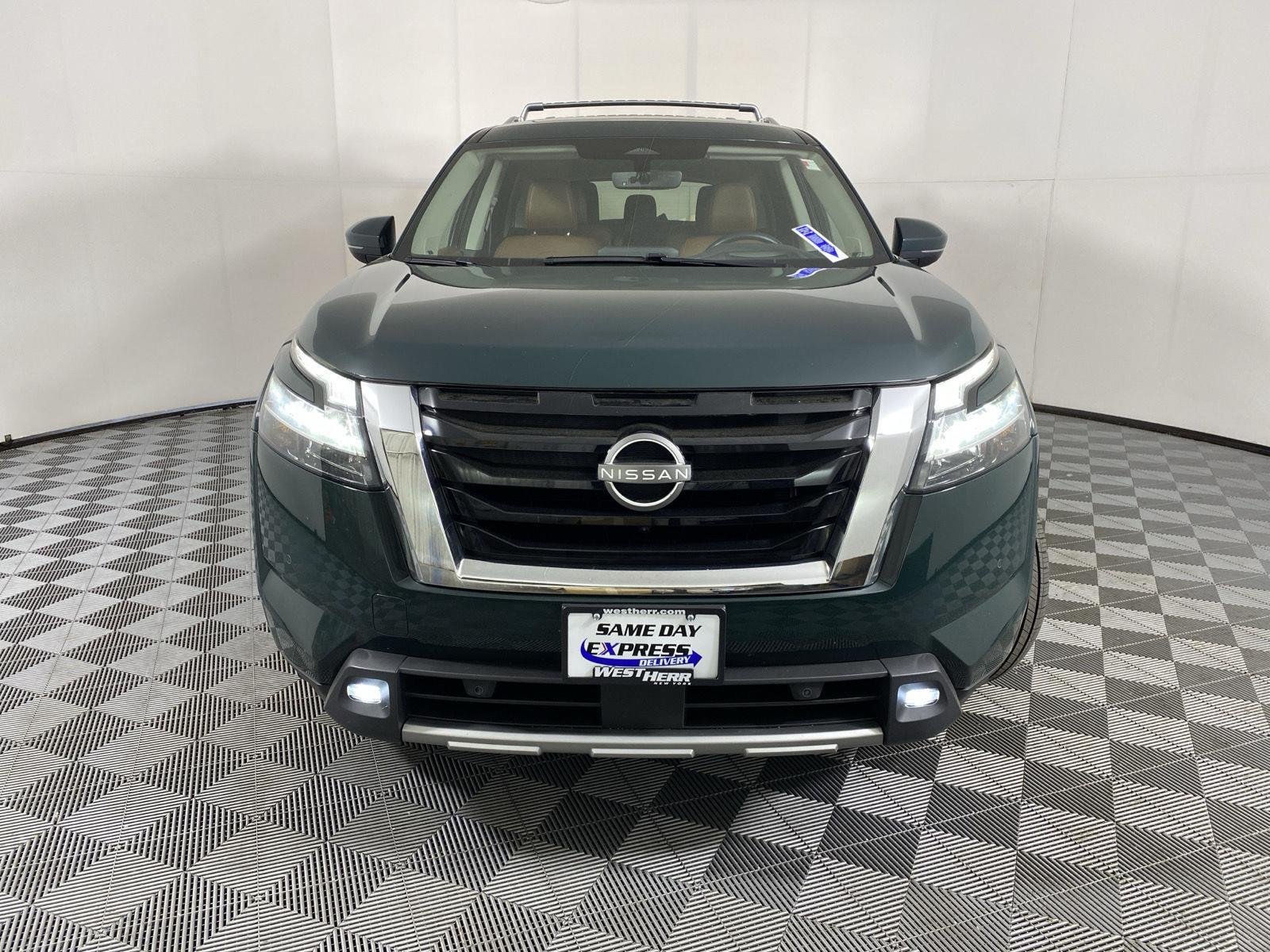 Used 2023 Obsidian Green Pearl Nissan Platinum image 2