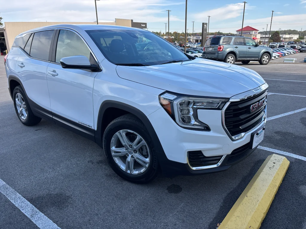 Used 2024 Summit White GMC SLE image 7