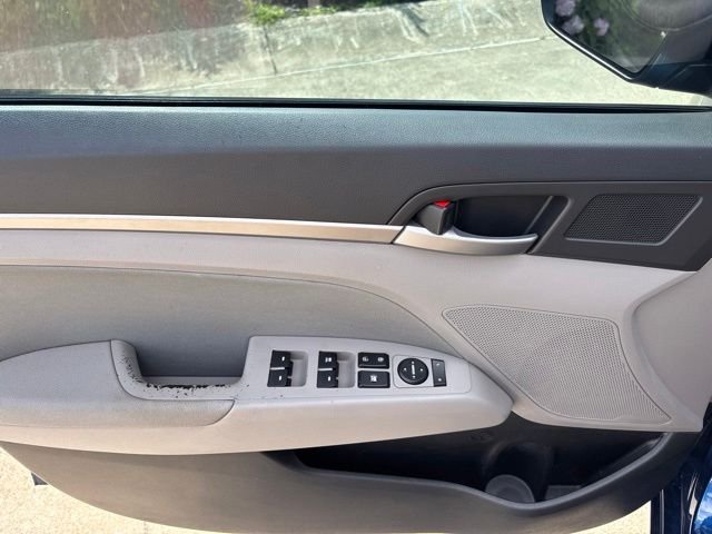 Used 2017 Lakeside Blue Hyundai SE image 14