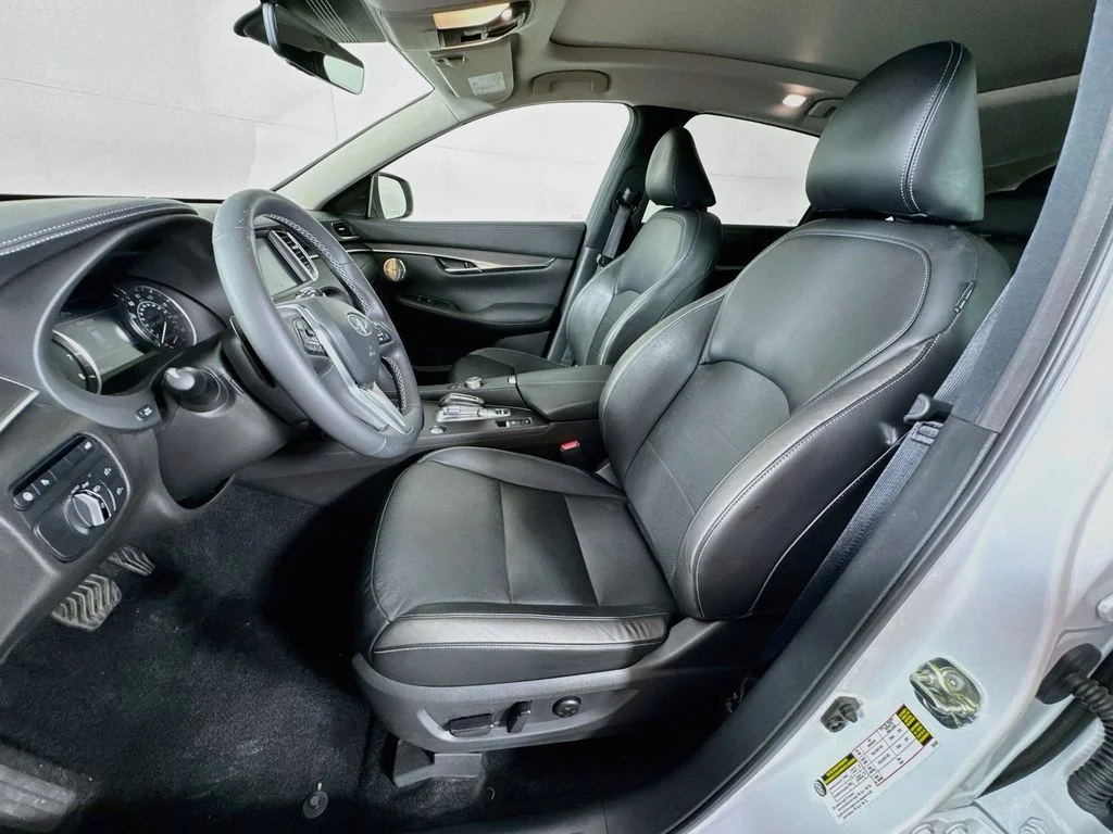 Certified Used 2023 White INFINITI LUXE image 28
