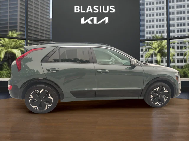 Used 2023 Green Kia Wind image 6