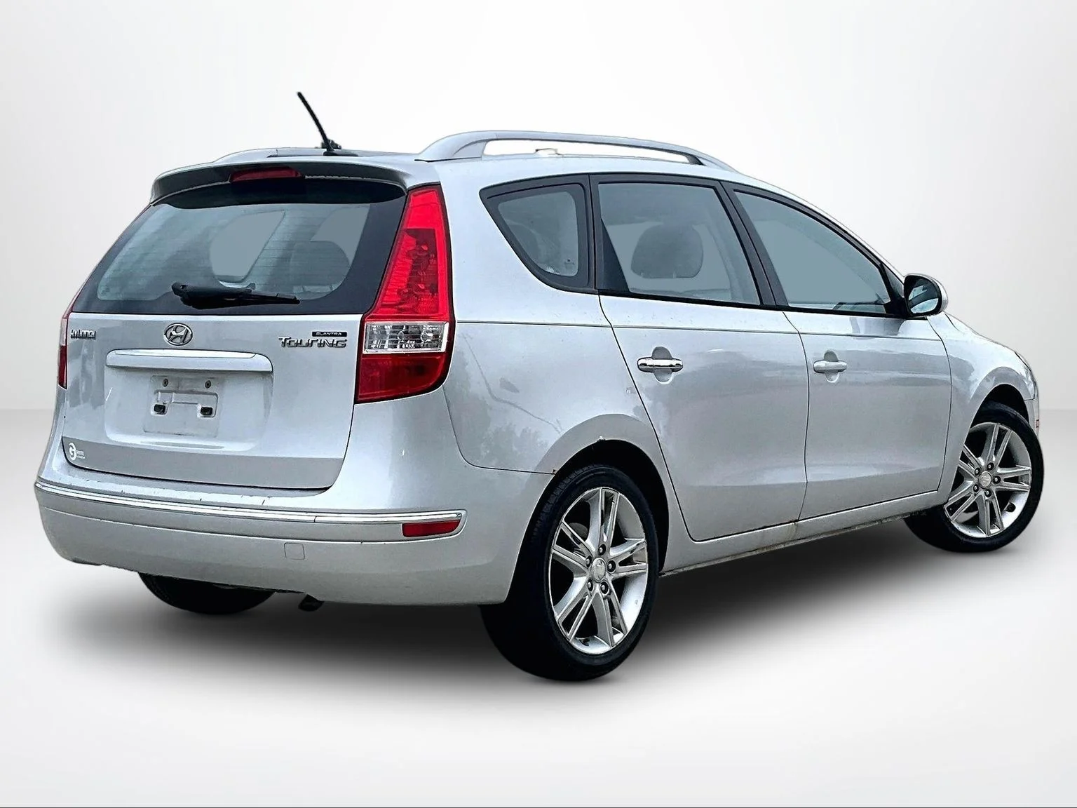 Used 2011 Silver Hyundai SE image 3
