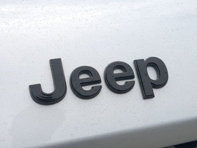 New 2026 Silver Zynith Exterior Paint Jeep Limited image 13
