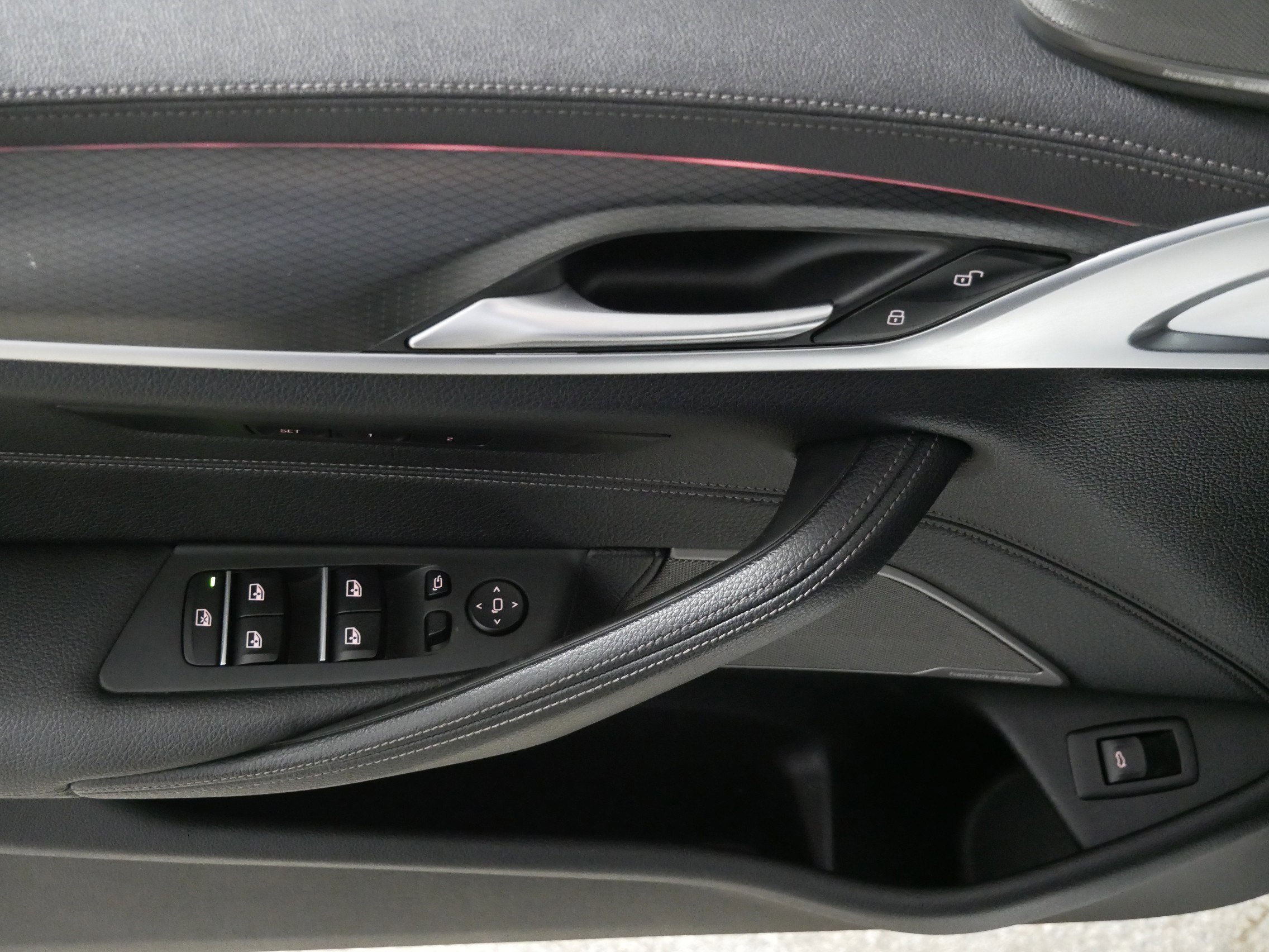 2022 BMW 5 Series M550i - Photo 19