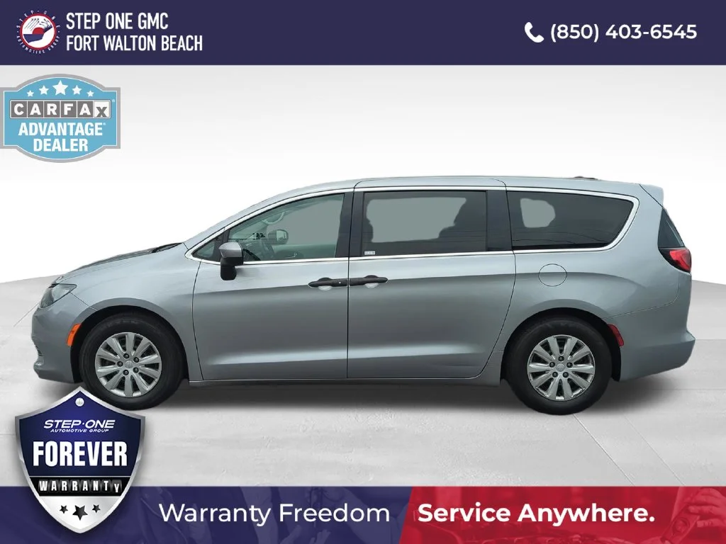 Used 2018 Silver Chrysler L image 3