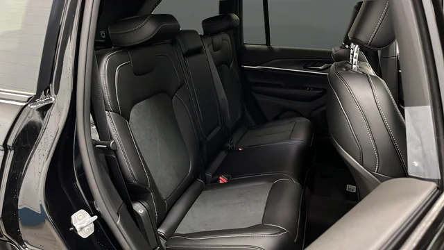 New 2026 Diamond Black Crystal Pearl-Coat Exterior Paint Jeep Altitude image 26