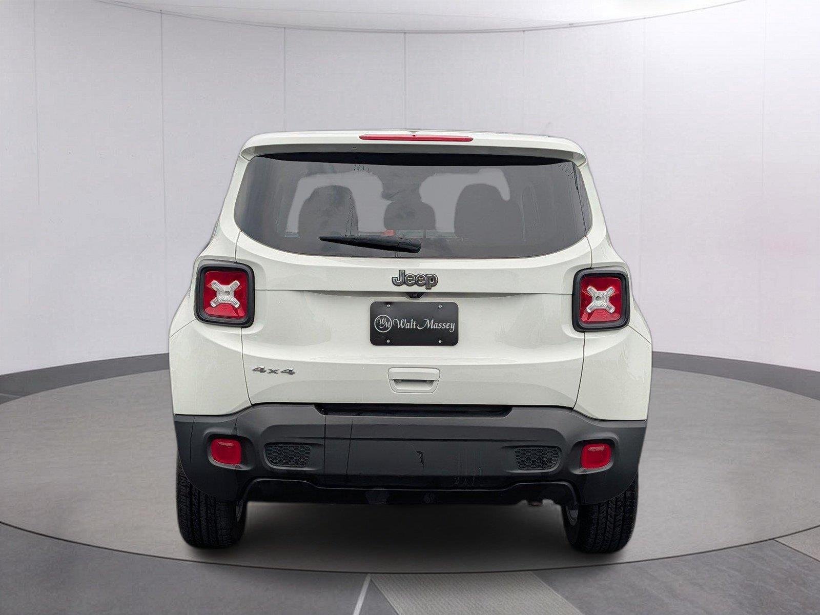 Used 2023 Alpine White Clearcoat Jeep Latitude image 4