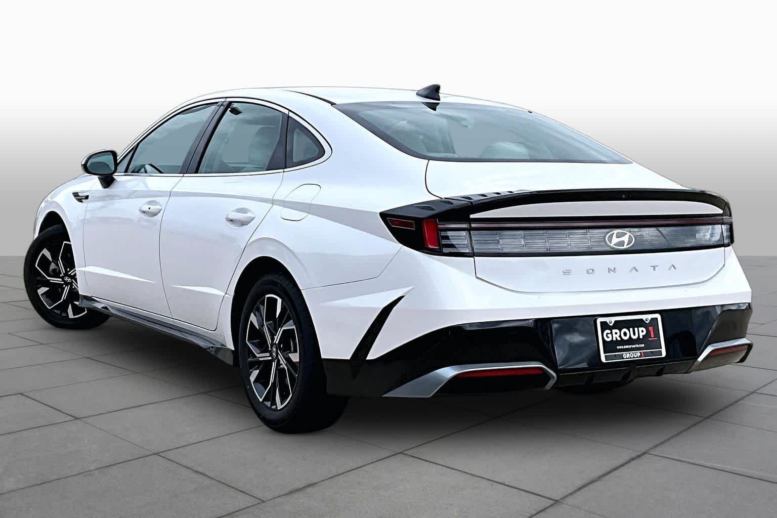Used 2025 Serenity White Hyundai SEL image 11
