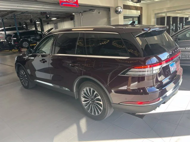 Used 2023 Red Lincoln Reserve image 2