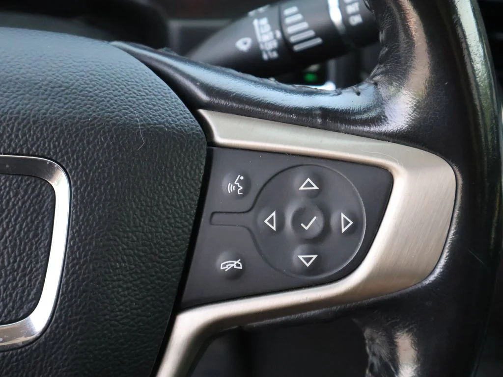Used 2017 White GMC Denali image 40