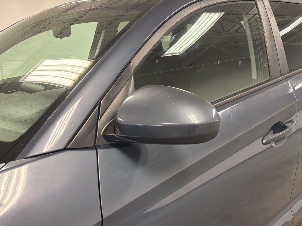 Used 2019 Blue Hyundai SE image 11