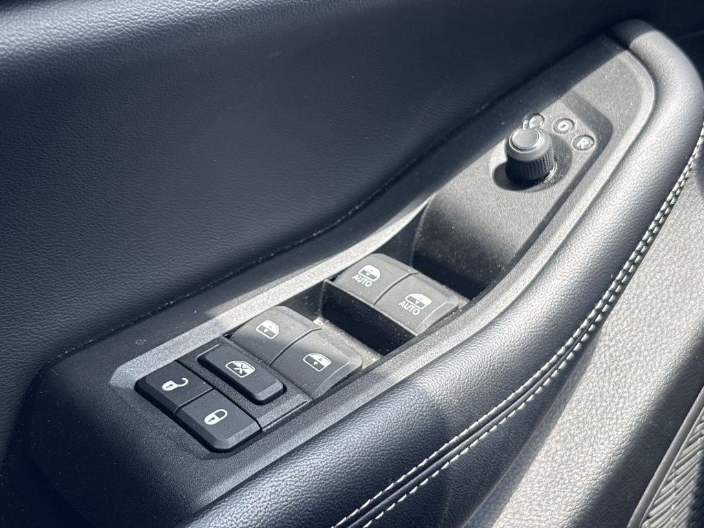 Used 2024 Silver Jeep Altitude image 26