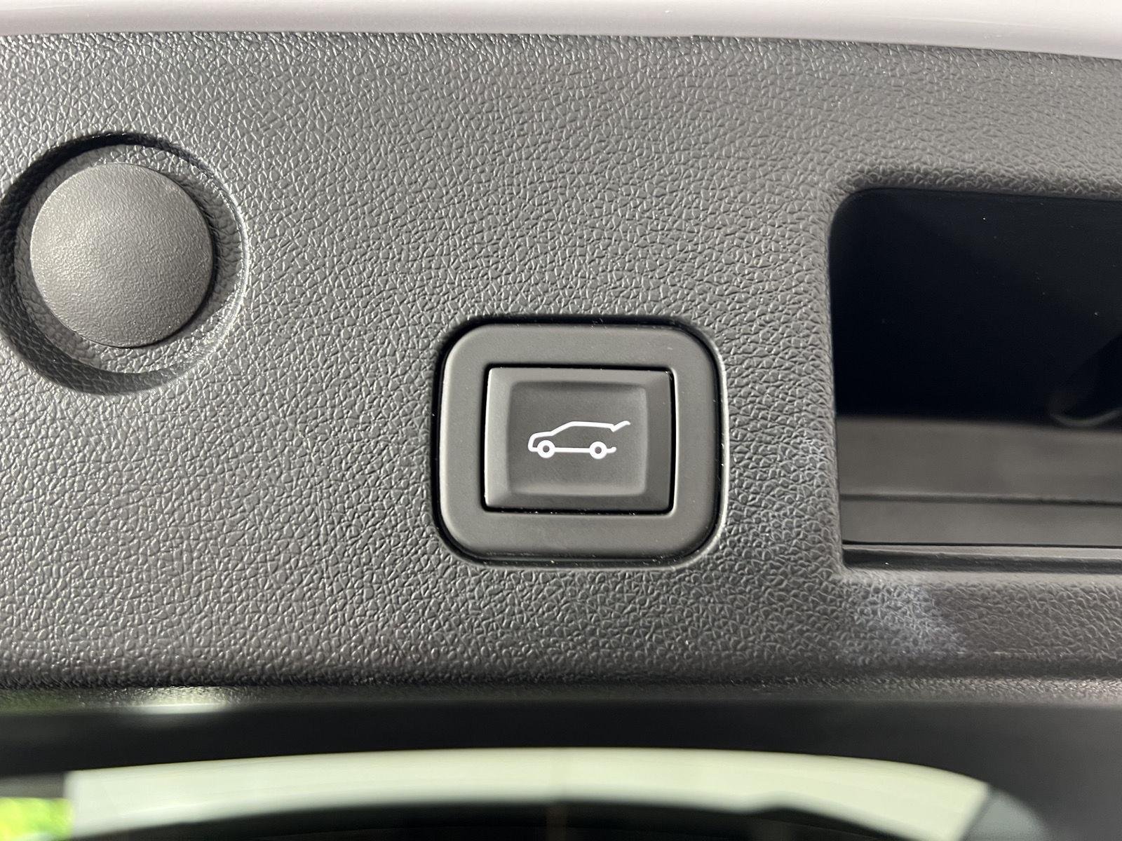 Used 2025 Iridescent Pearl Tricoat Chevrolet AWD RS image 22