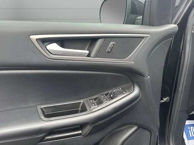Used 2022 Black Ford SEL image 9