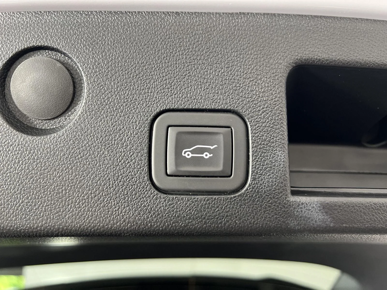 Used 2025 Iridescent Pearl Tricoat Chevrolet RS image 22