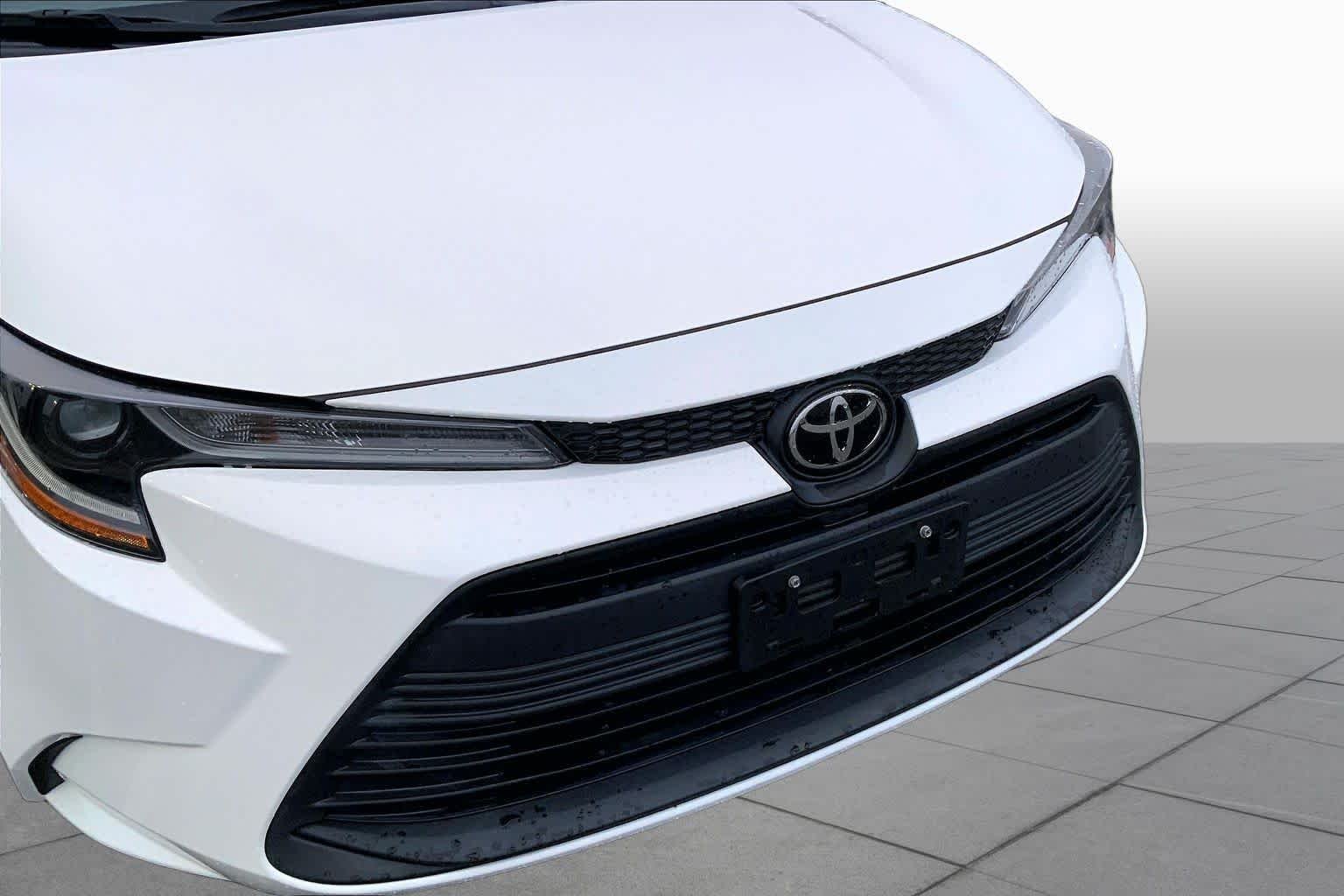 Used 2023 Ice Cap Toyota LE image 29