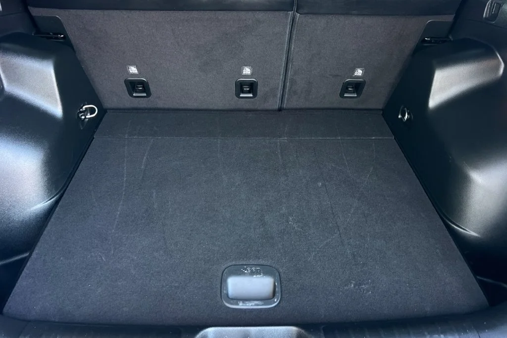 Used 2022 White Jeep Latitude Lux image 18