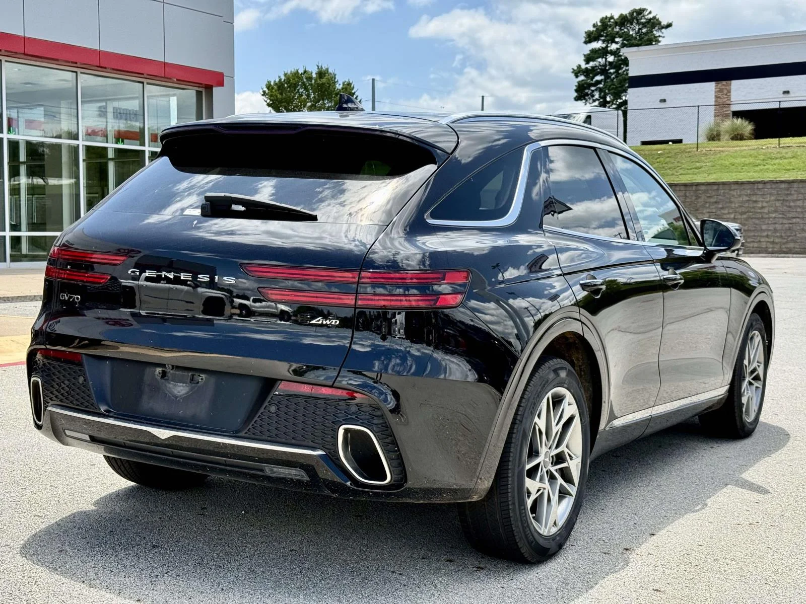 Used 2025 Black Genesis 2.5T image 9