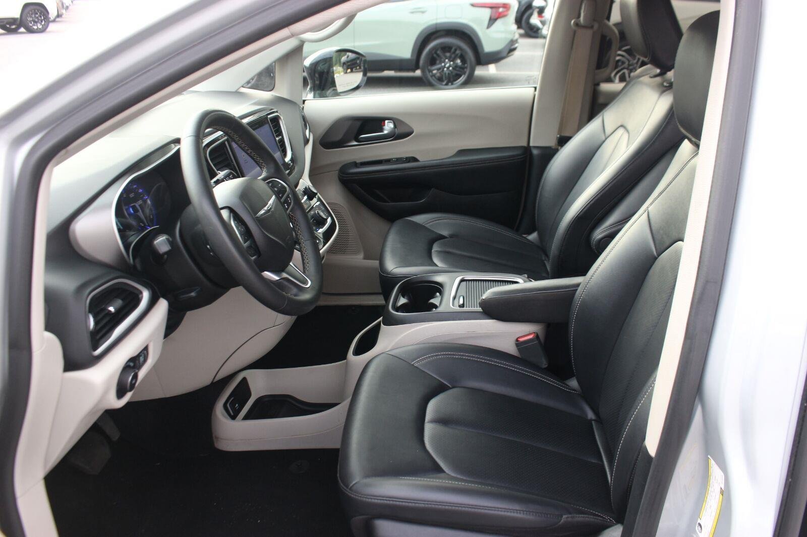 Used 2024 Silver Chrysler Touring L image 15