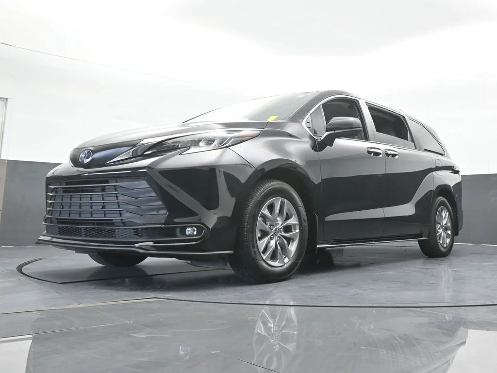 Used 2025 Midnight Black Metallic Toyota XLE image 59