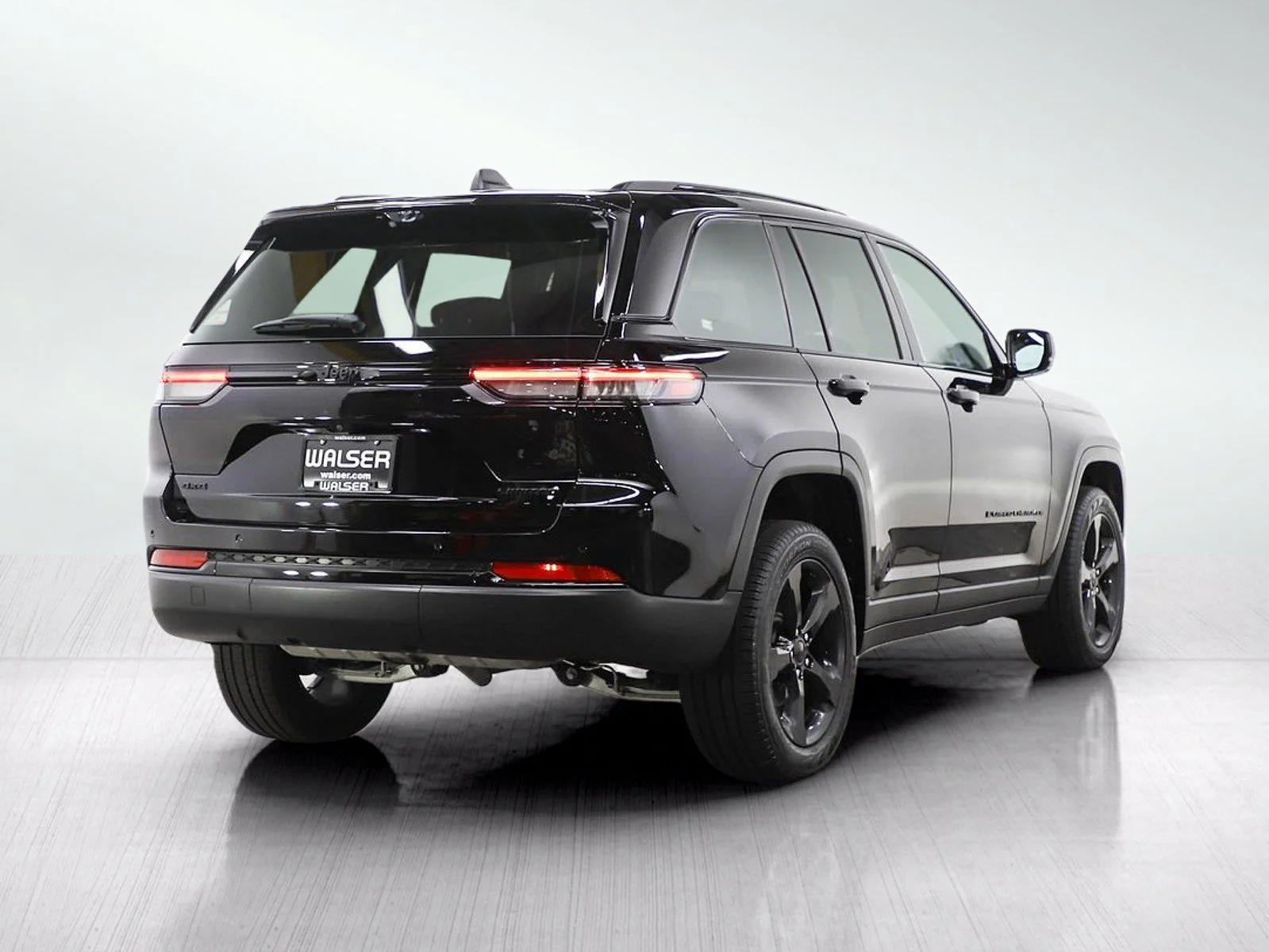 Used 2025 Diamond Black Crystal Pearlcoat Jeep Limited image 5