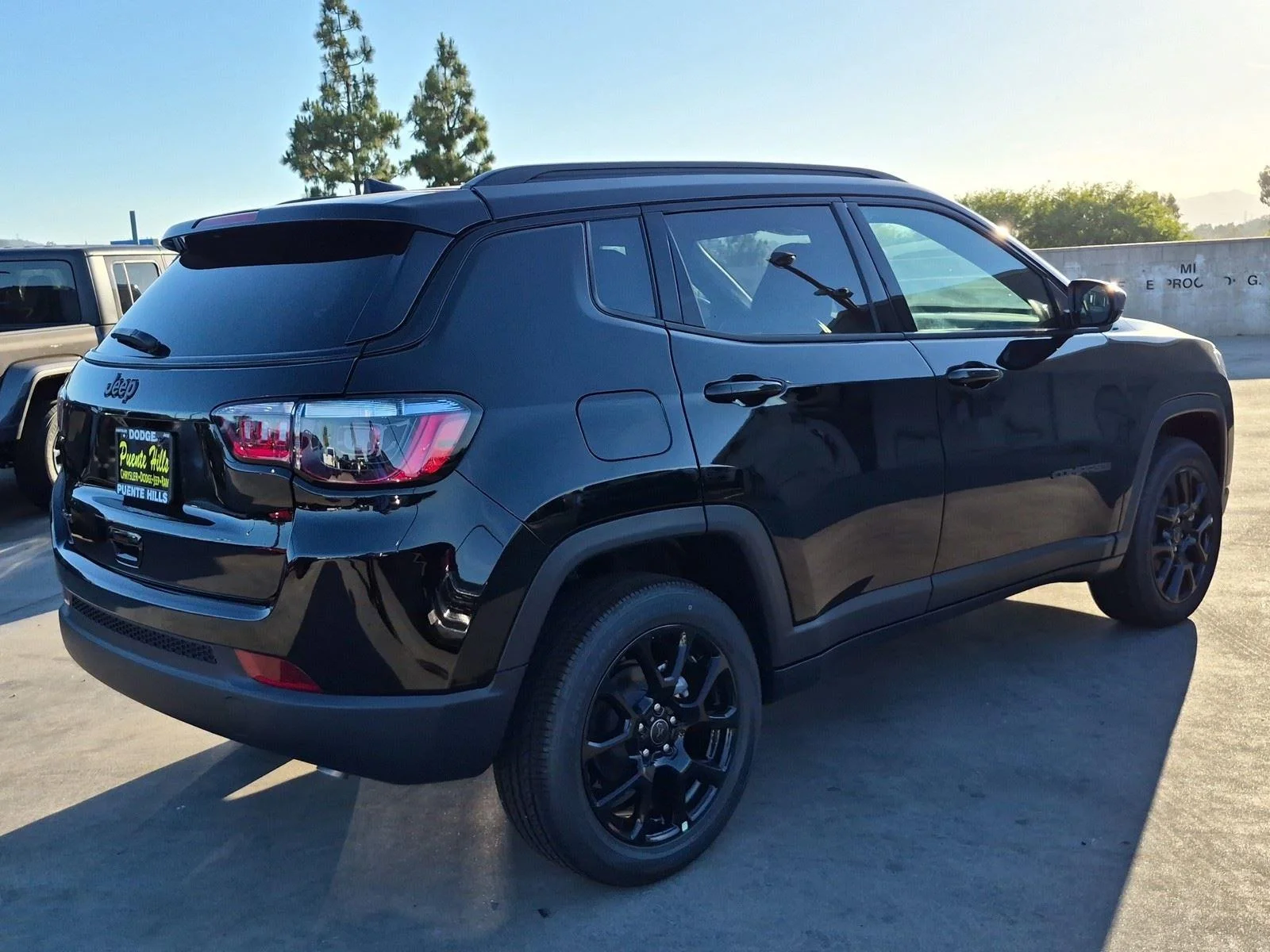New 2026 Diamond Black Crystal Pearlcoat Jeep Latitude Altitude image 6