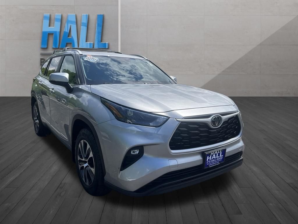 Used 2023 Silver Toyota XLE image 7