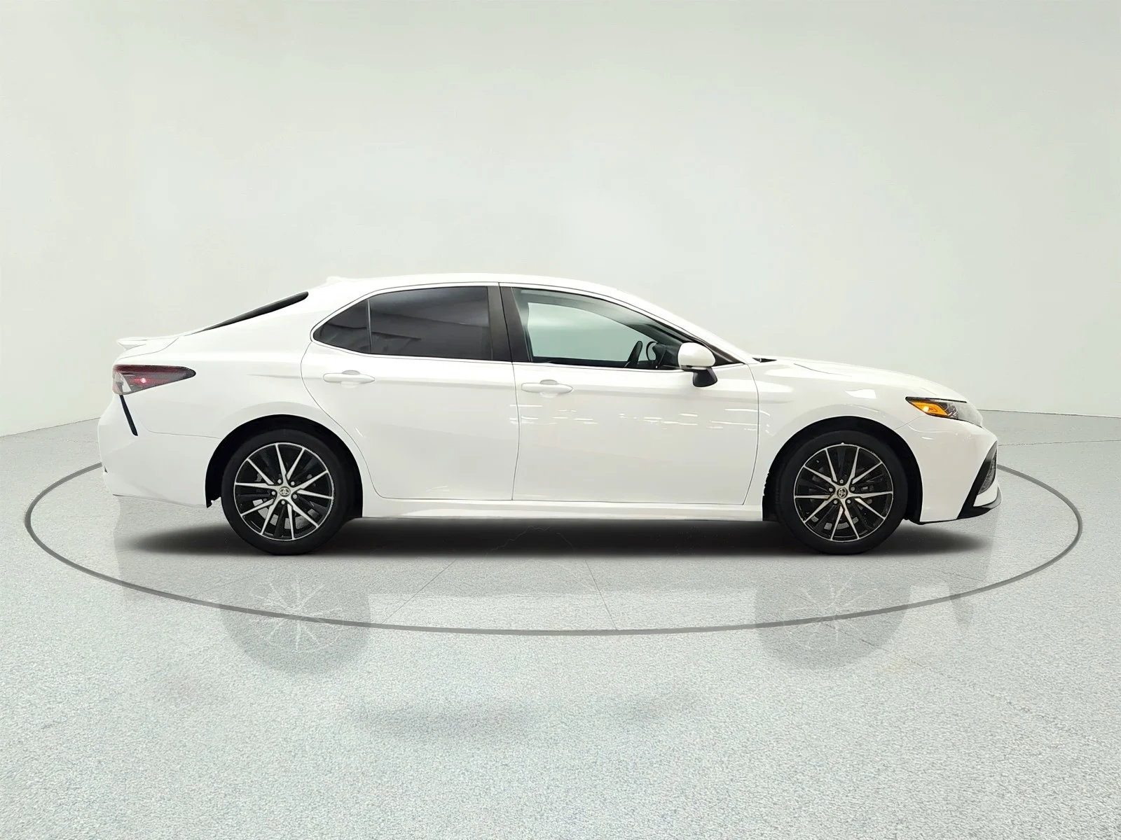 Used 2023 Ice Cap Toyota SE image 4