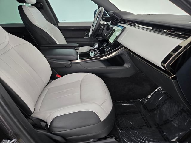 Used 2023 Gray Land Rover SE Dynamic image 3