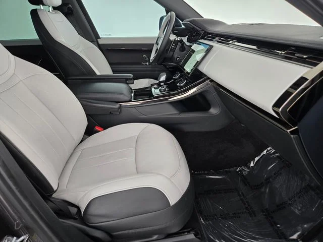 Used 2023 Gray Land Rover SE Dynamic image 3