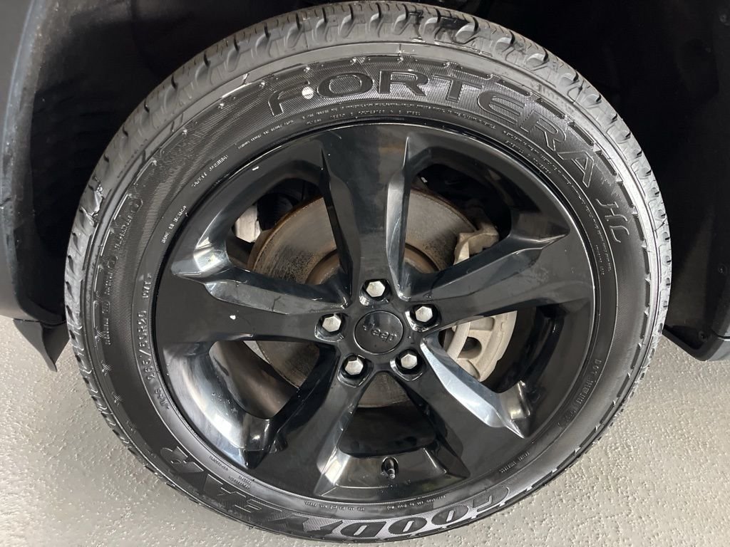 Used 2022 Diamond Black Jeep Altitude image 5