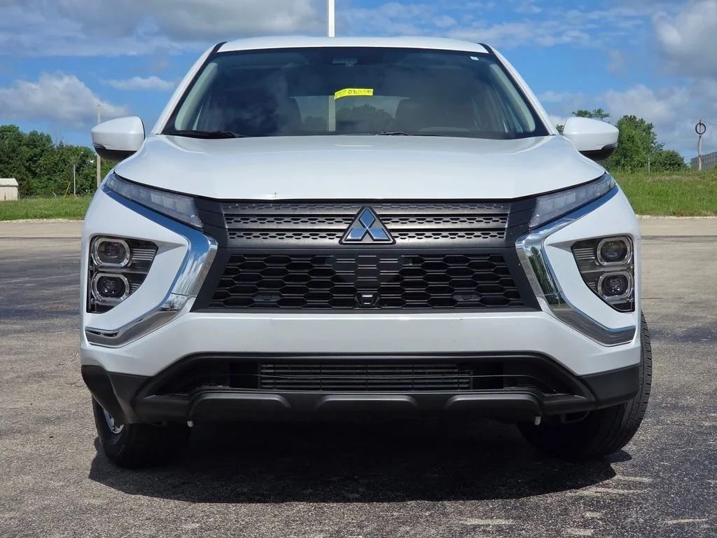 Used 2023 Diamond White Mitsubishi ES image 3